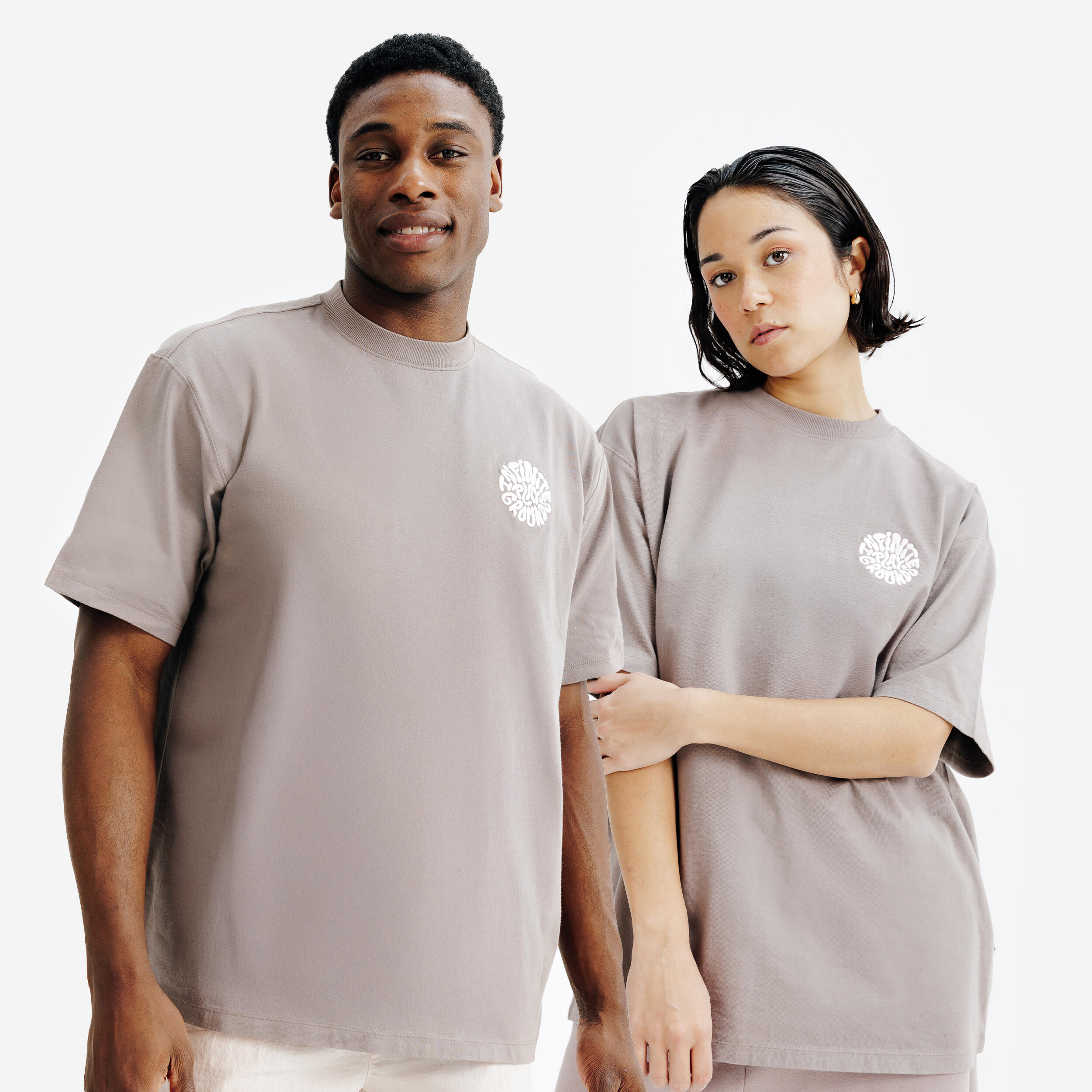 DECATHLON Tričko Relax unisex s nápisom hnedé hnedá 349@S-DECATHLON
