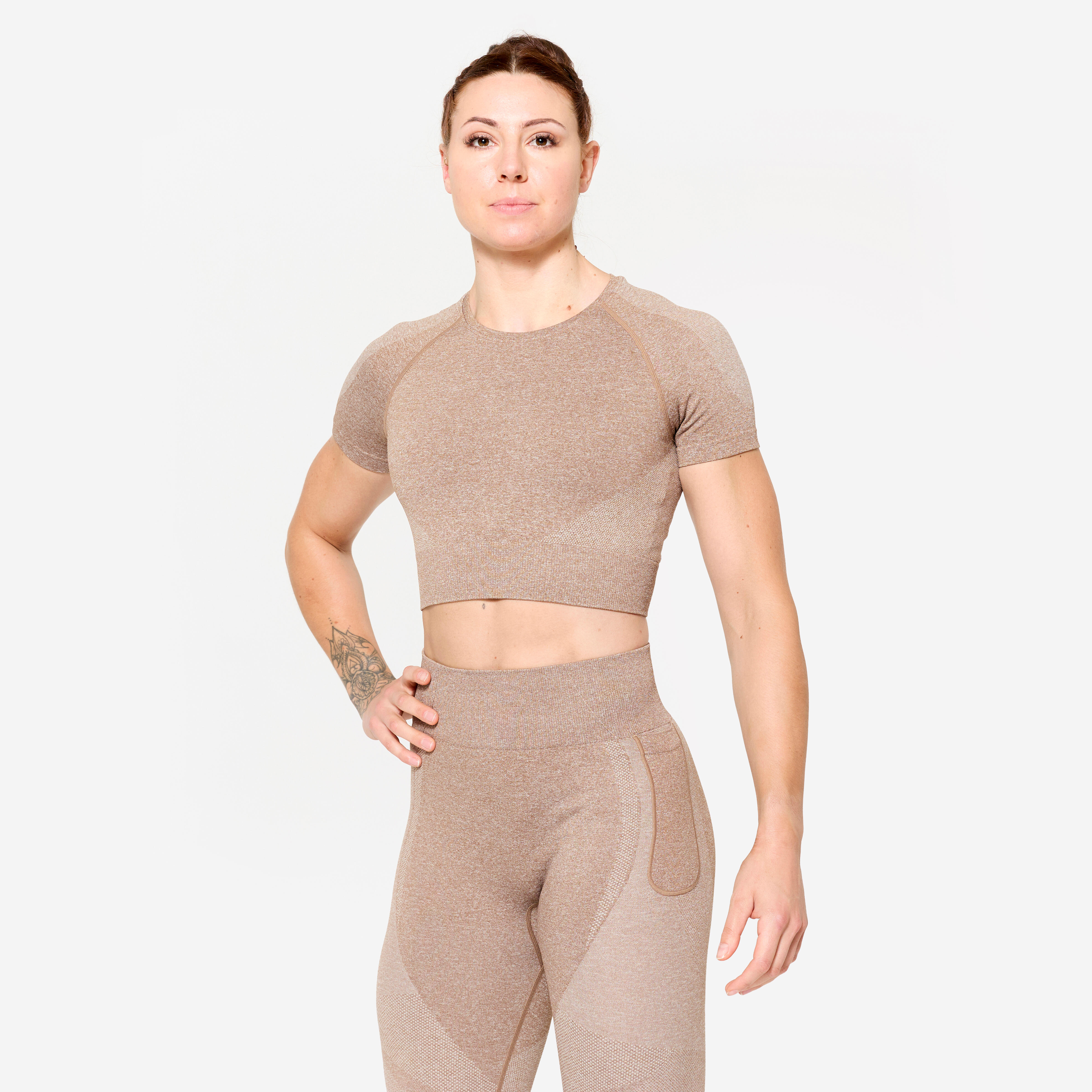 DOMYOS Dámske crop top tričko 900 na fitness bezšvové hnedé hnedá 875@XS-DOMYOS