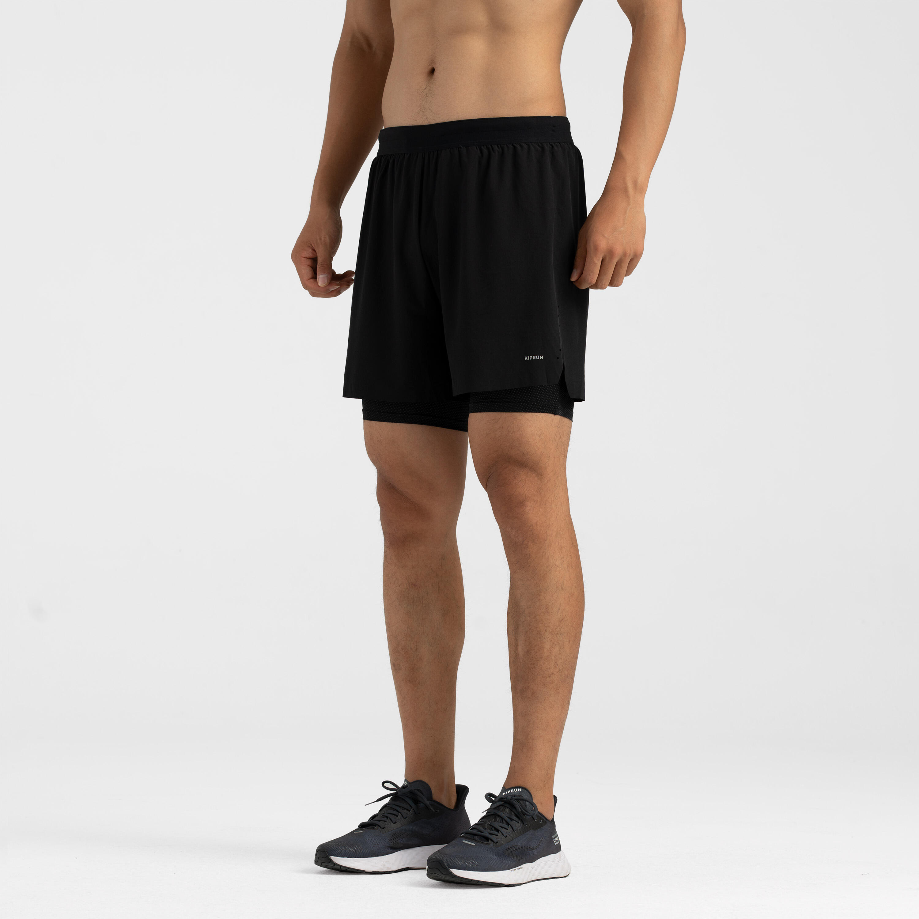 KIPRUN Pánske bežecké šortky Run 500 Confort 2 v 1 čierne 200@XL-KIPRUN
