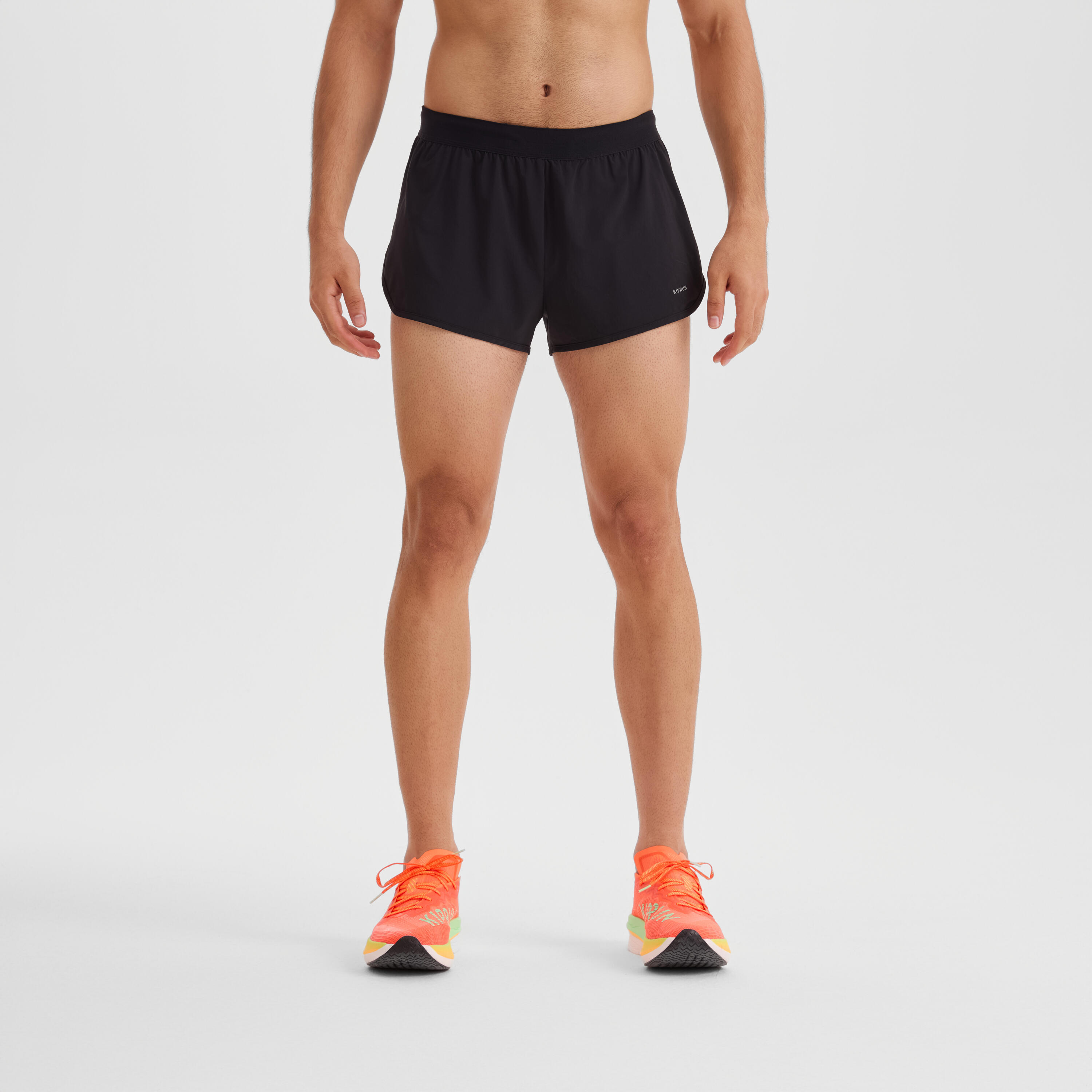 KIPRUN Pánske bežecké šortky Run 500 Confort Split čierne 340@M-KIPRUN