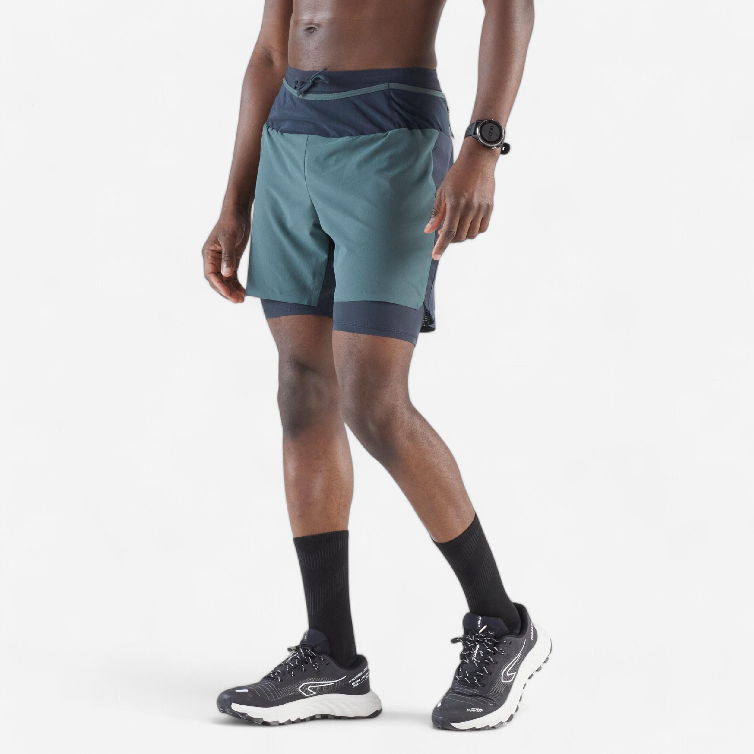 KIPRUN Pánske šortky 2 v 1 Run Ultra 900 na beh zelené zelená 340@L-KIPRUN