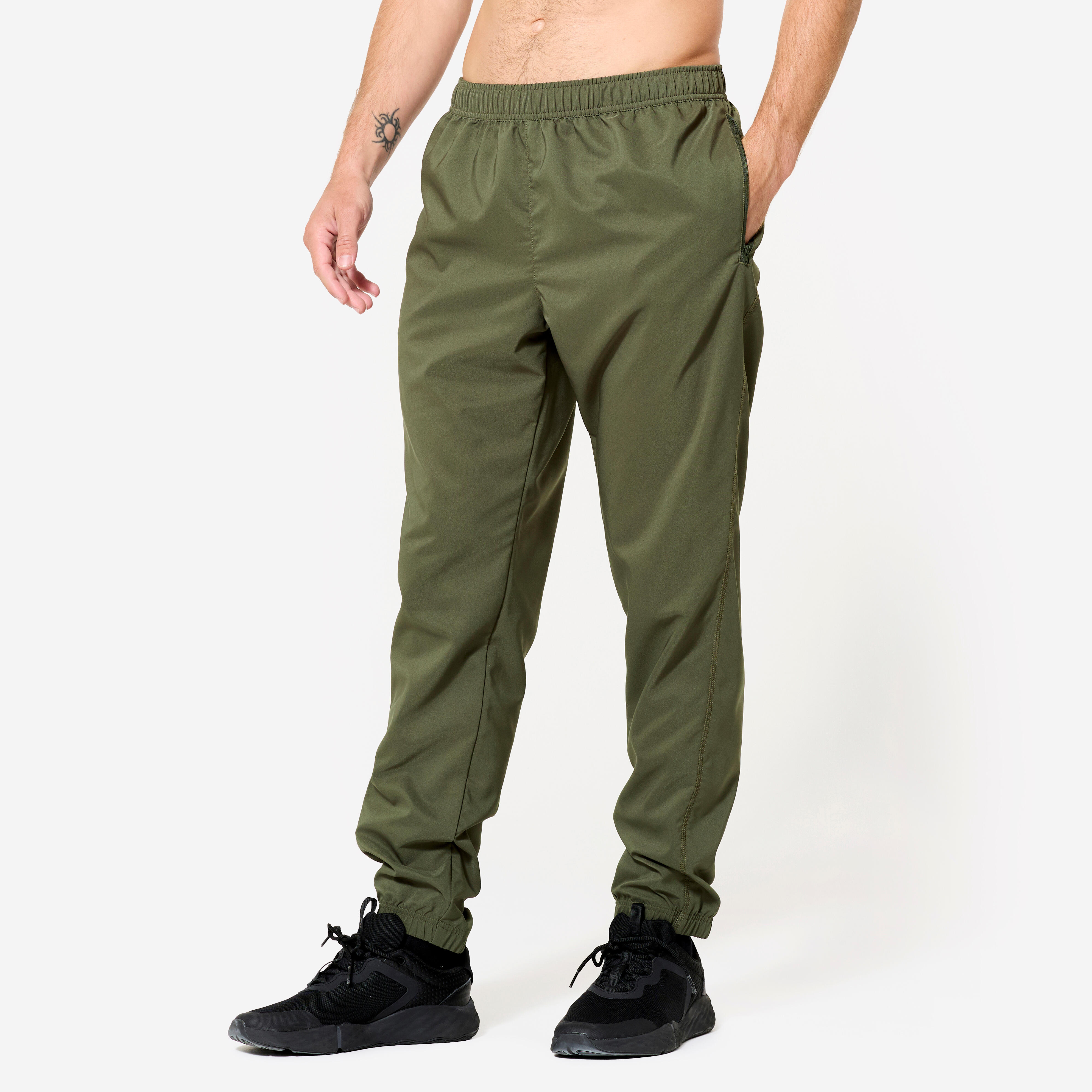 DOMYOS Pánske priedušné fitness tepláky kaki zelené zelená 340@M W32 L33-DOMYOS